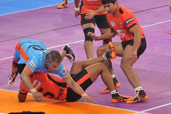 HLV Thái Lan trơ trẽn cải trang thành nữ giới để vào sân ảnh 2 HLV Thai Lan tro tren cai trang thanh nu gioi de vao san anh 2