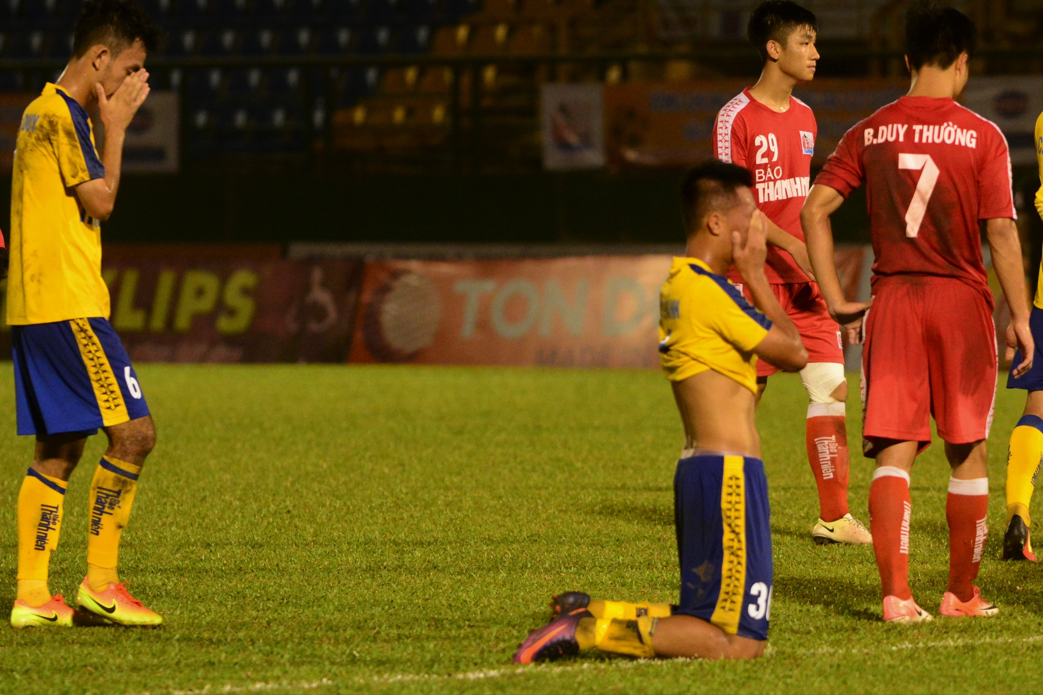 Cau thu U21 Dong Thap khoc nuc no khi danh roi chien thang anh 6