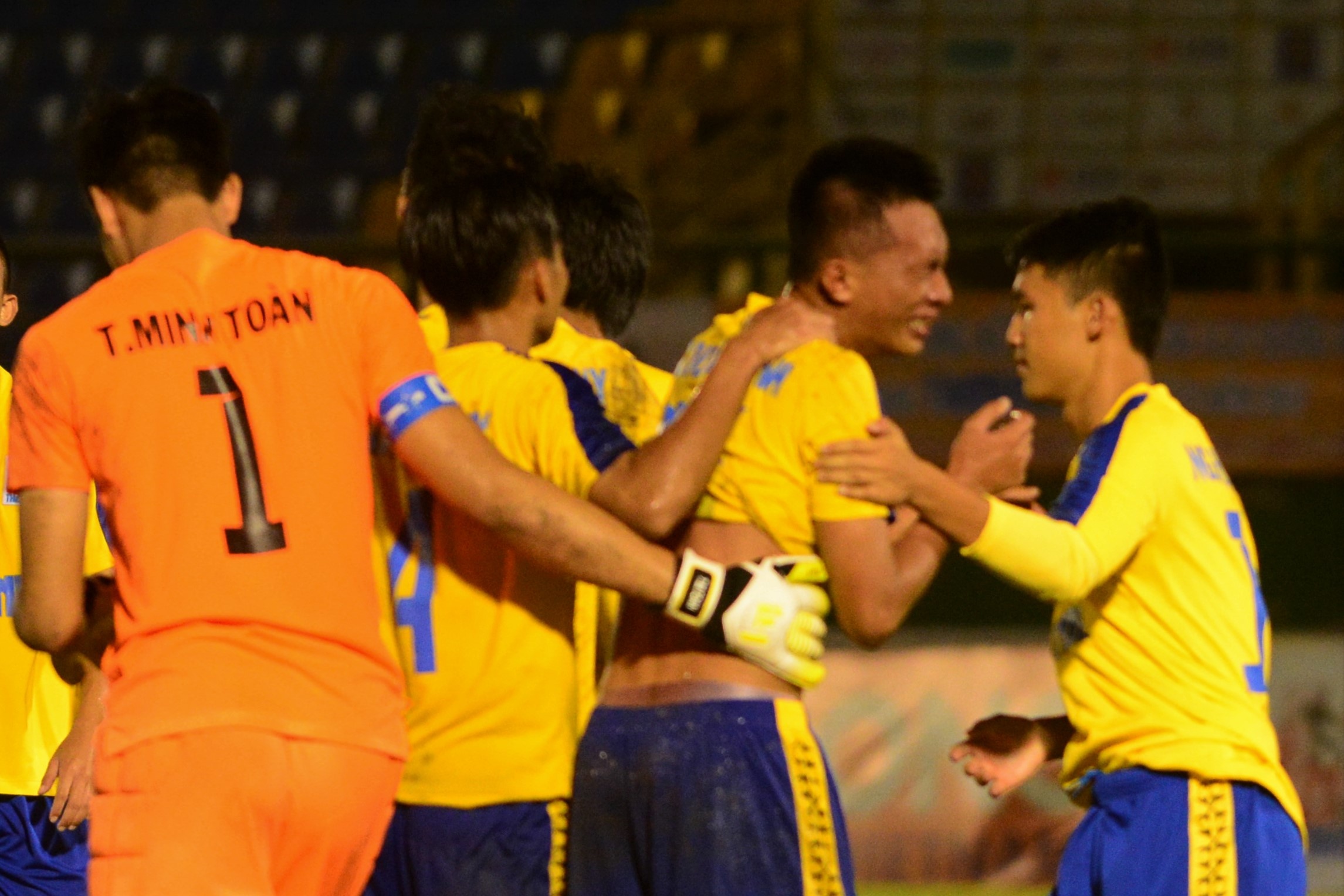 Cau thu tre Dong Thap bat khoc khi roi diem truoc U21 Vietttel hinh anh