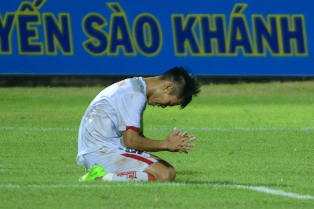 Thua nguoi Thai, cau thu U21 Viet Nam om dau that vong hinh anh