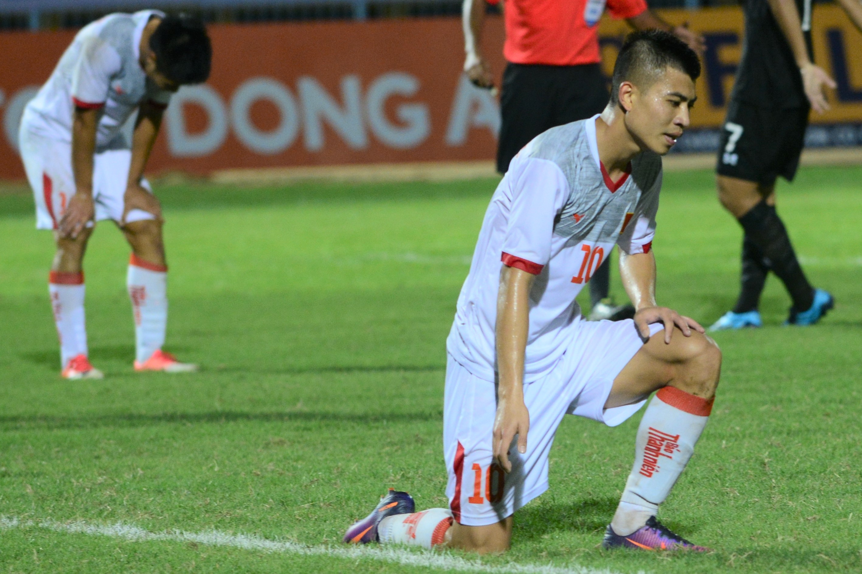 Thua nguoi Thai,  cau thu U21 Viet Nam om dau trong that vong anh 3