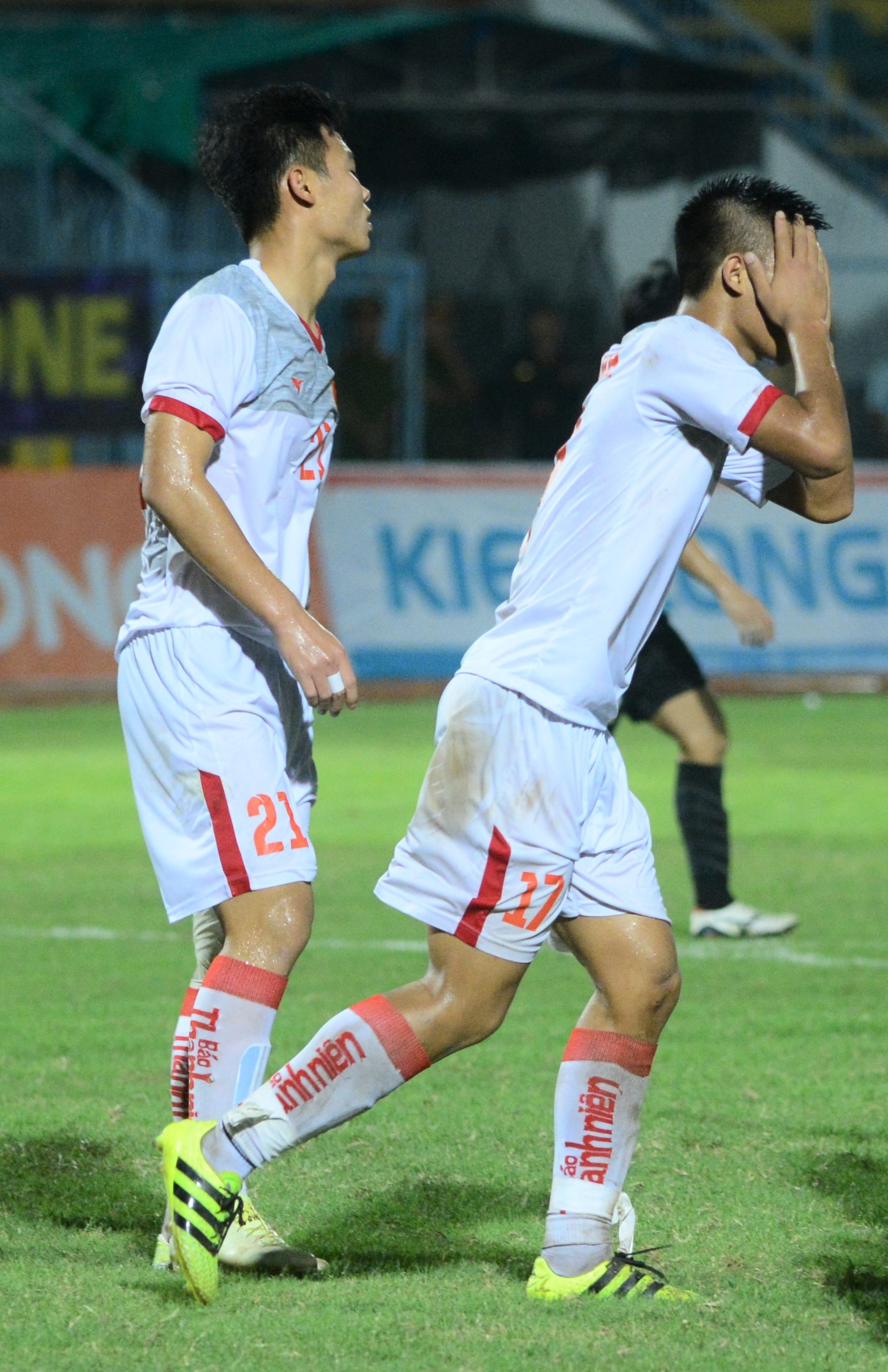 Thua nguoi Thai,  cau thu U21 Viet Nam om dau trong that vong anh 4