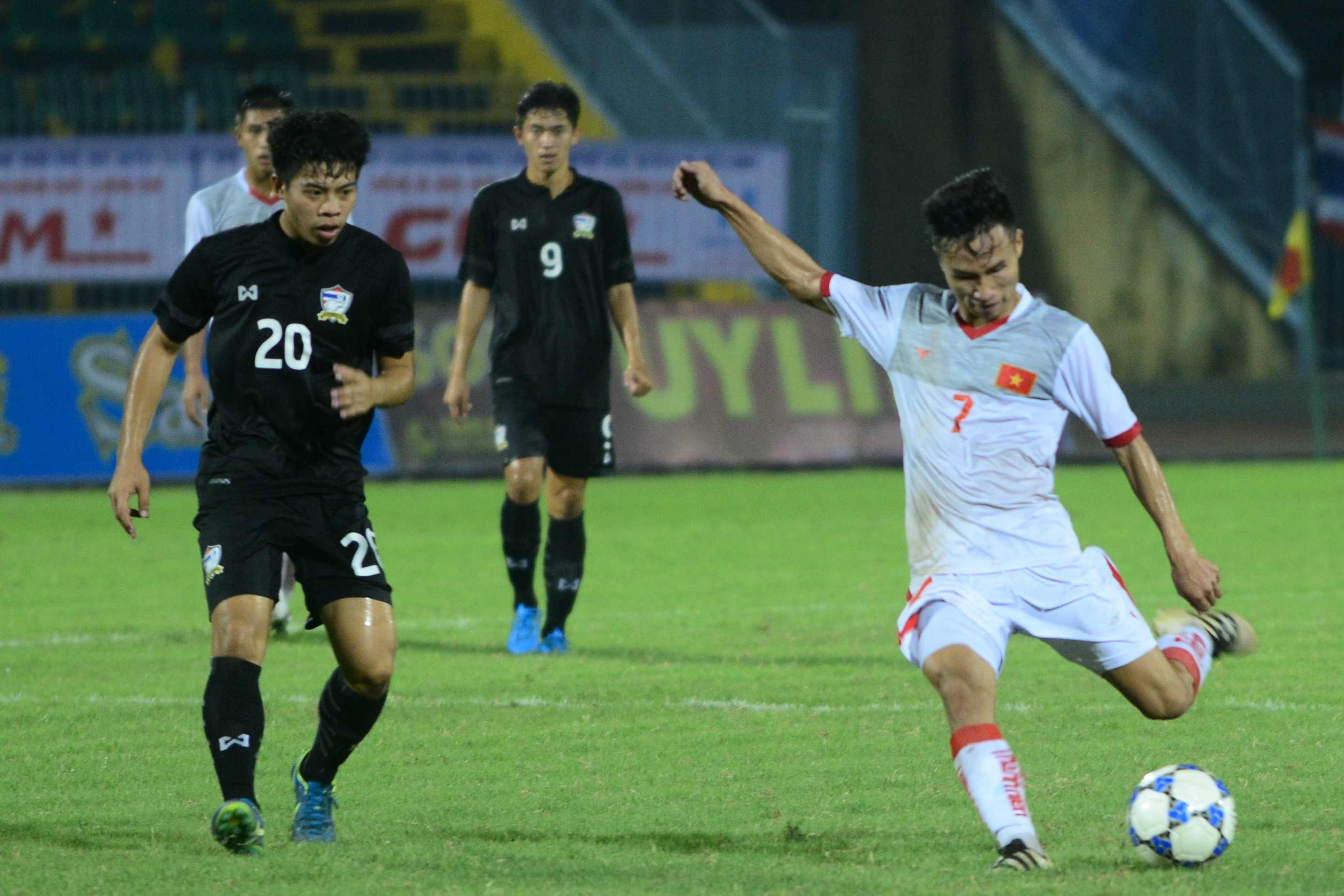 Thua nguoi Thai,  cau thu U21 Viet Nam om dau trong that vong anh 6