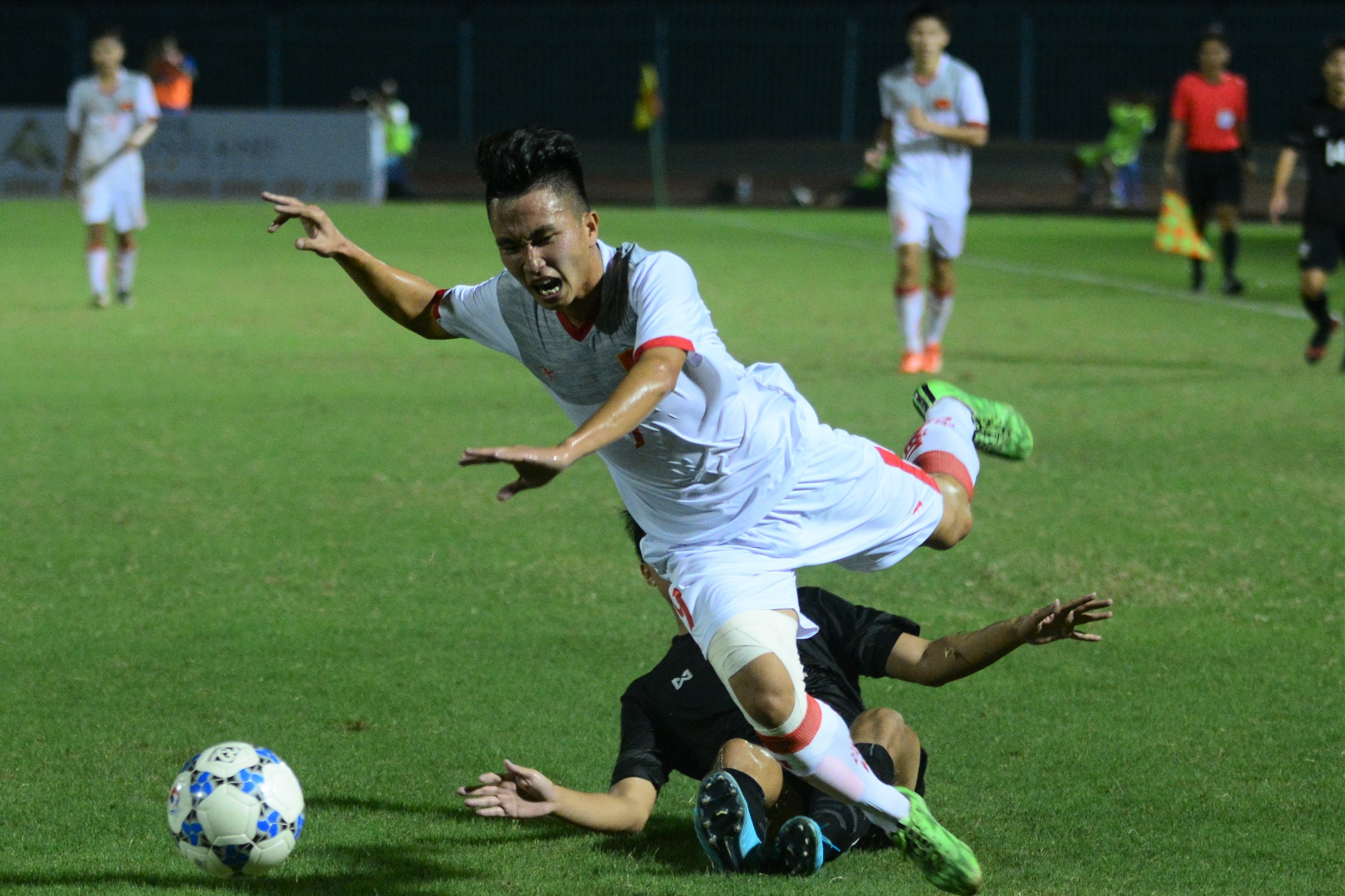 Thua nguoi Thai,  cau thu U21 Viet Nam om dau trong that vong anh 7