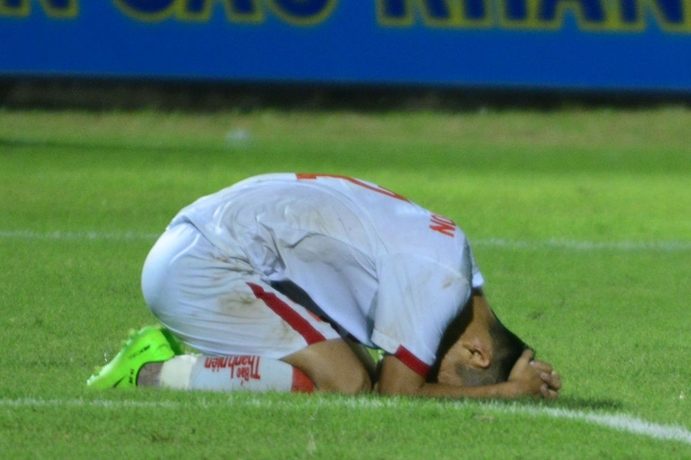 Thua nguoi Thai,  cau thu U21 Viet Nam om dau trong that vong anh 1