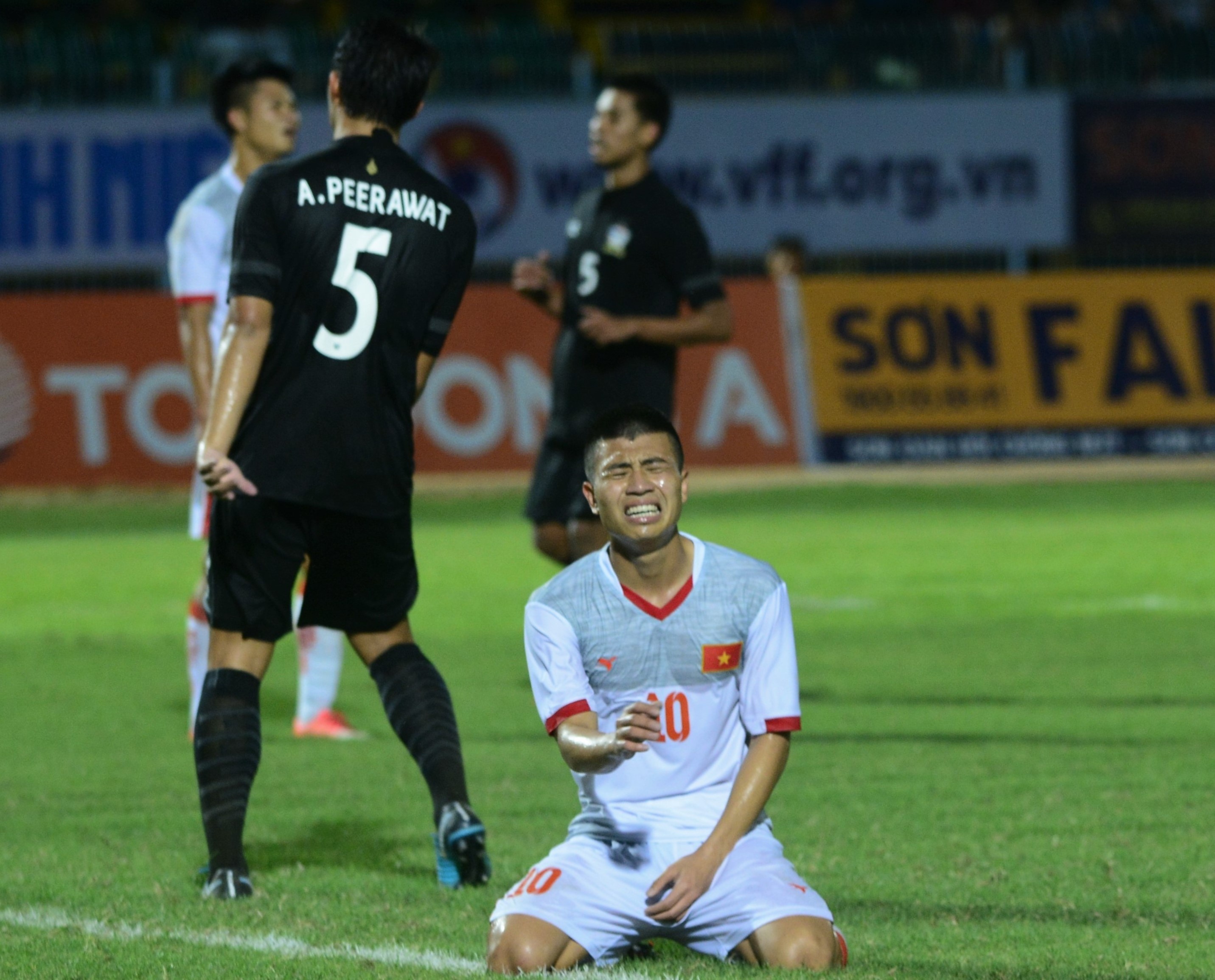 Thua nguoi Thai,  cau thu U21 Viet Nam om dau trong that vong anh 2