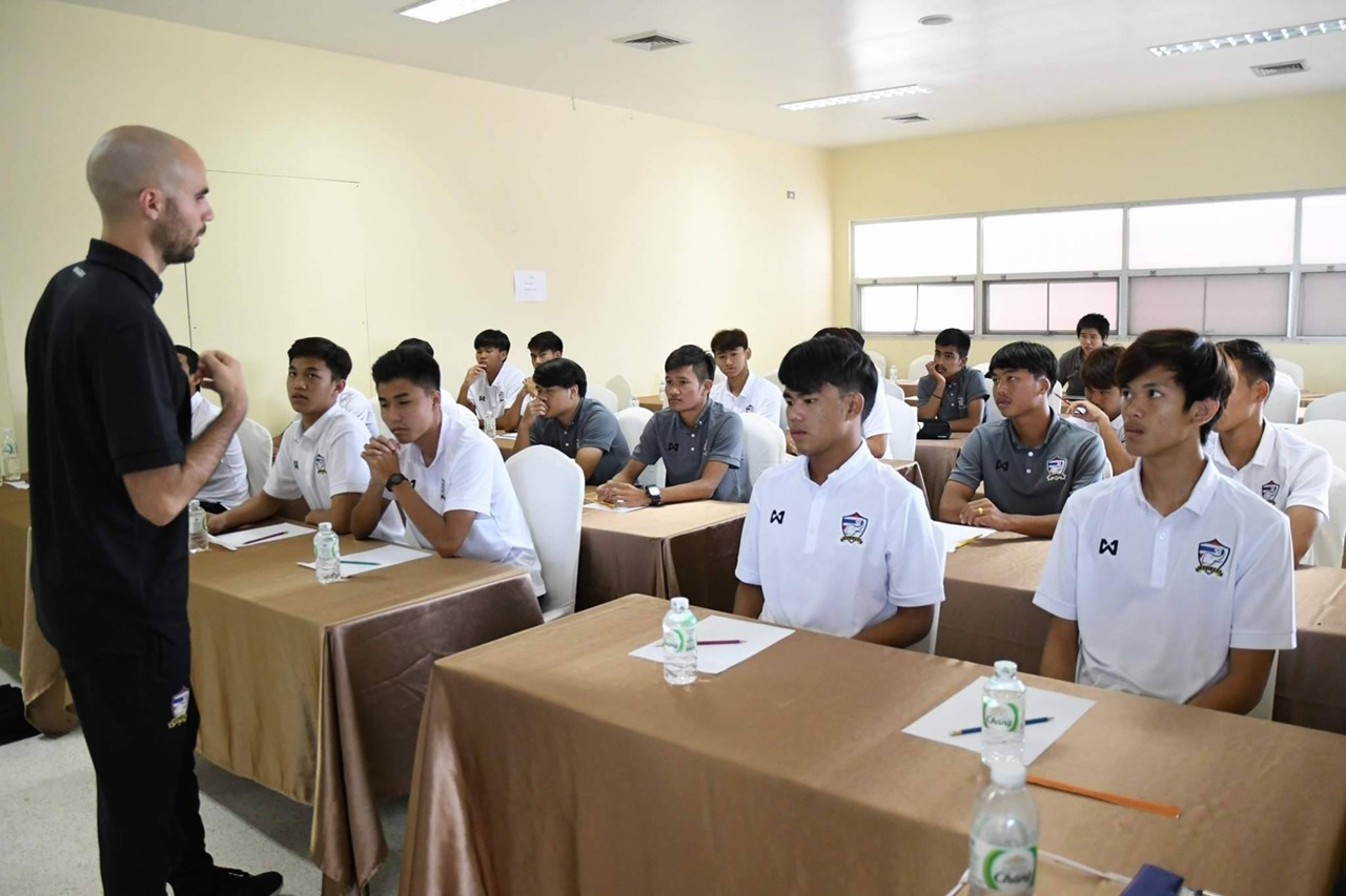 Bong da Thai Lan chuyen minh vi giac mo lon hon anh 4