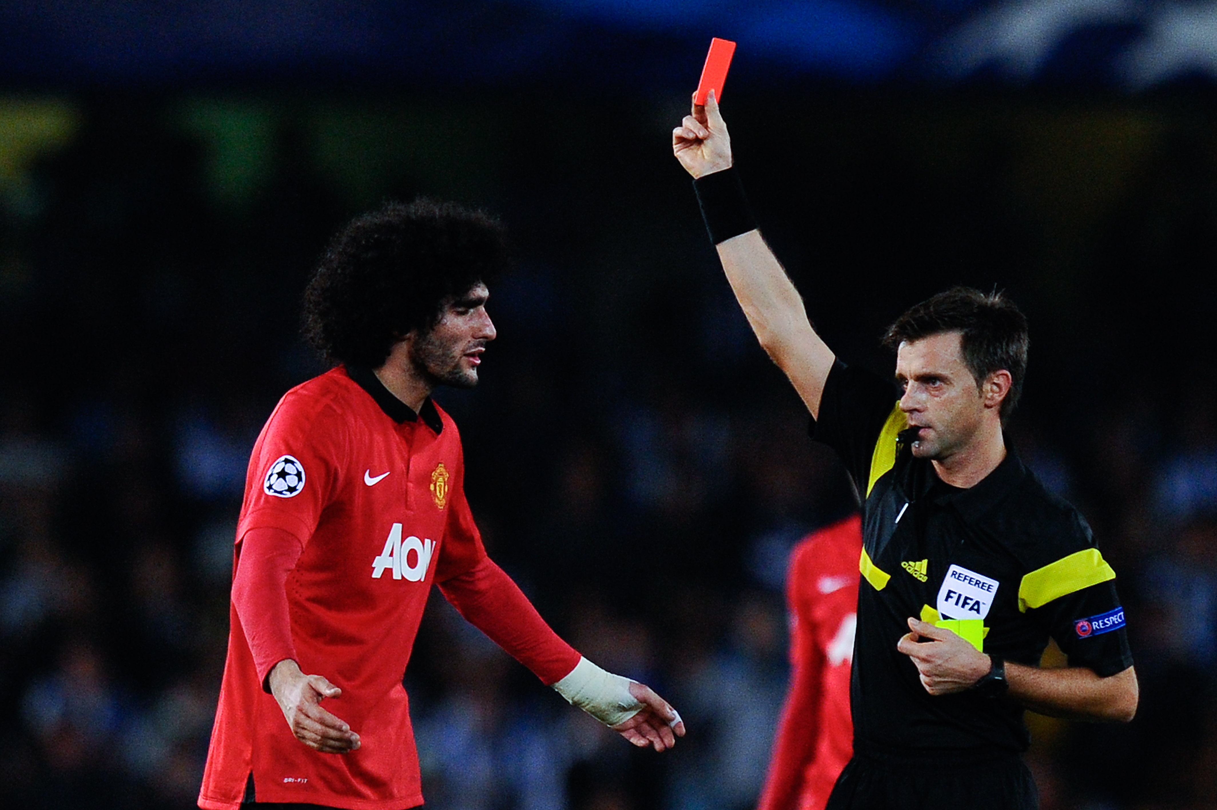 Fellaini: O Anh, nguoi ta coi toi nhu ke giet nguoi vay hinh anh