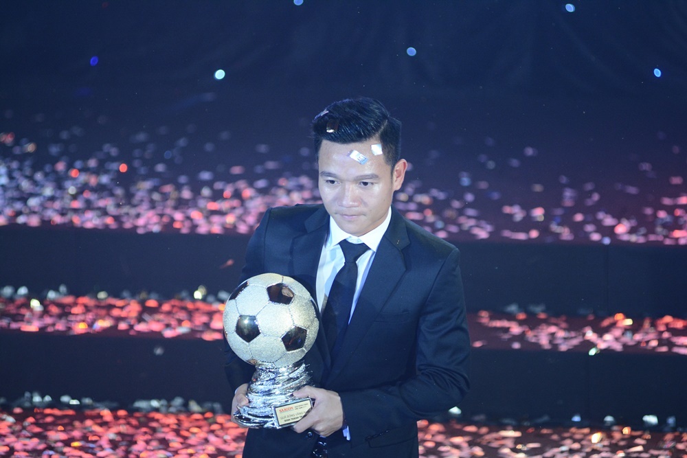 Dinh Thanh Trung gianh Qua bong vang Viet Nam 2017 hinh anh