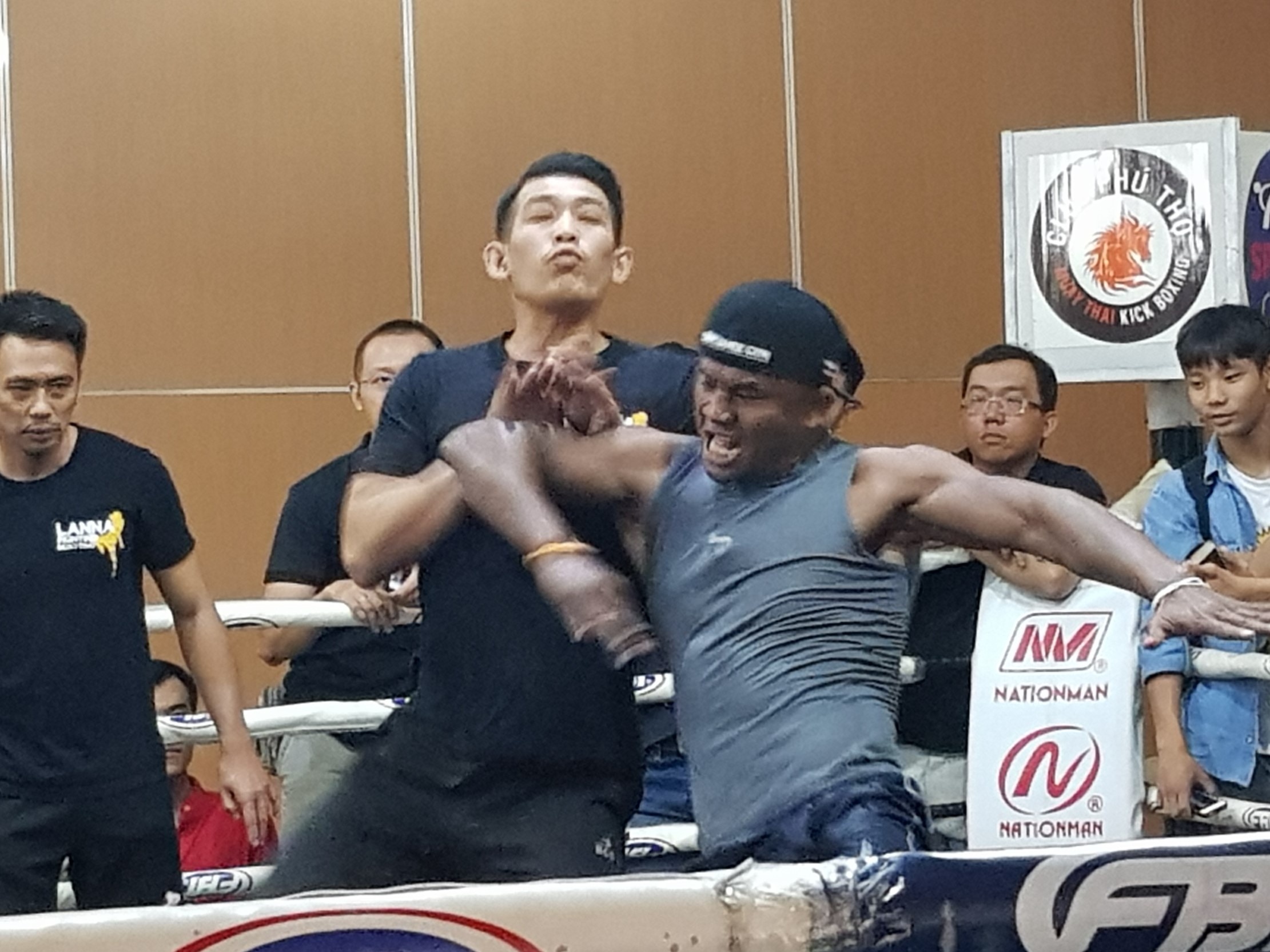 'Thanh Muay Thai' Buakaw thi trien don the tai TP.HCM hinh anh