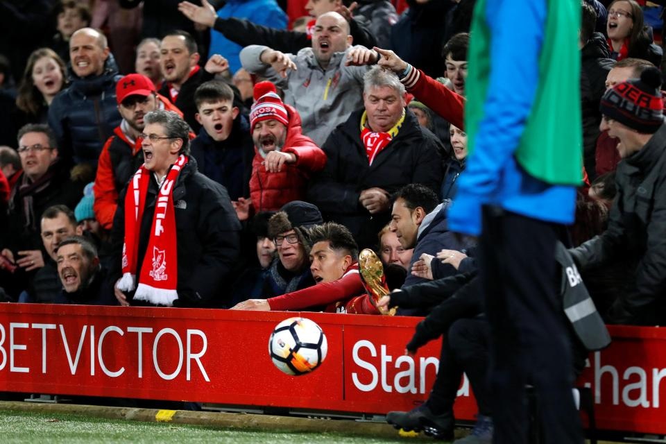 Sao Liverpool bi doi thu day nga nhao vao khu vuc khan gia anh 3