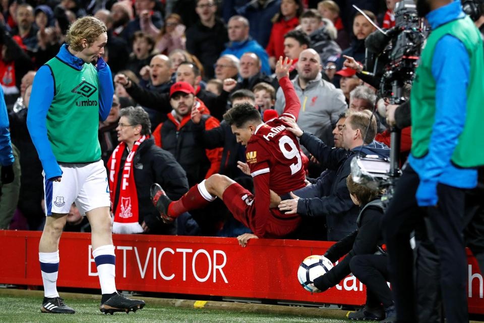 Sao Liverpool bi doi thu day nga nhao vao khu vuc khan gia anh 4