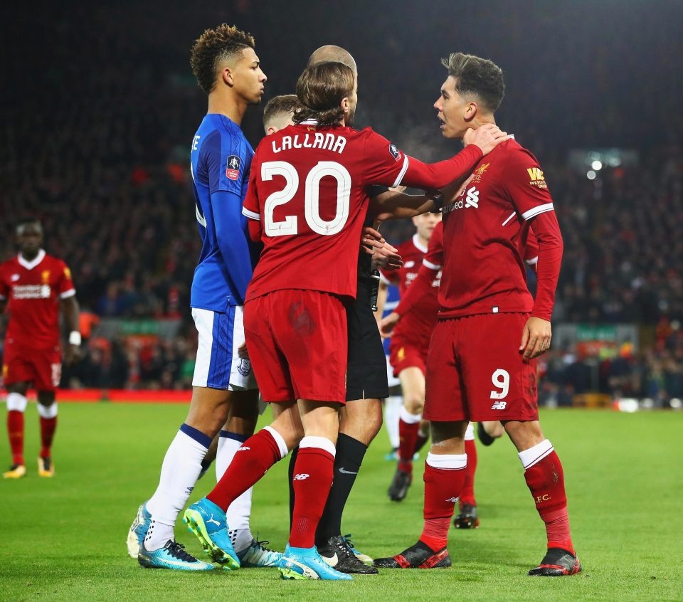 Sao Liverpool bi doi thu day nga nhao vao khu vuc khan gia anh 5