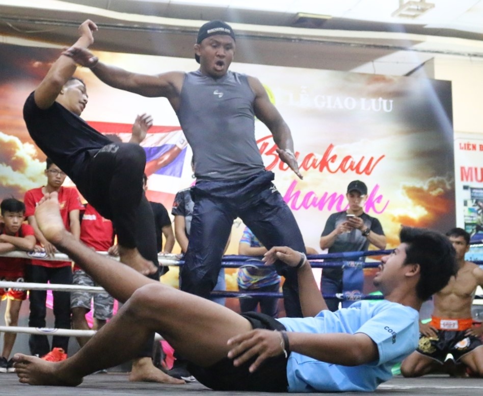 'Thanh Muay Thai' Buakaw: Tran thua Yi Long day cho toi nhieu dieu anh 3