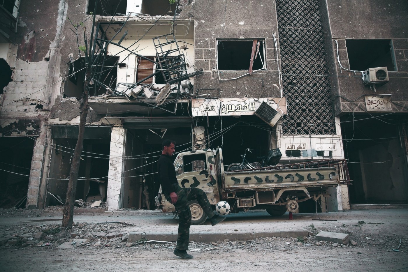 Bong da Syria: Tim chut niem vui giua su song va cai chet hinh anh