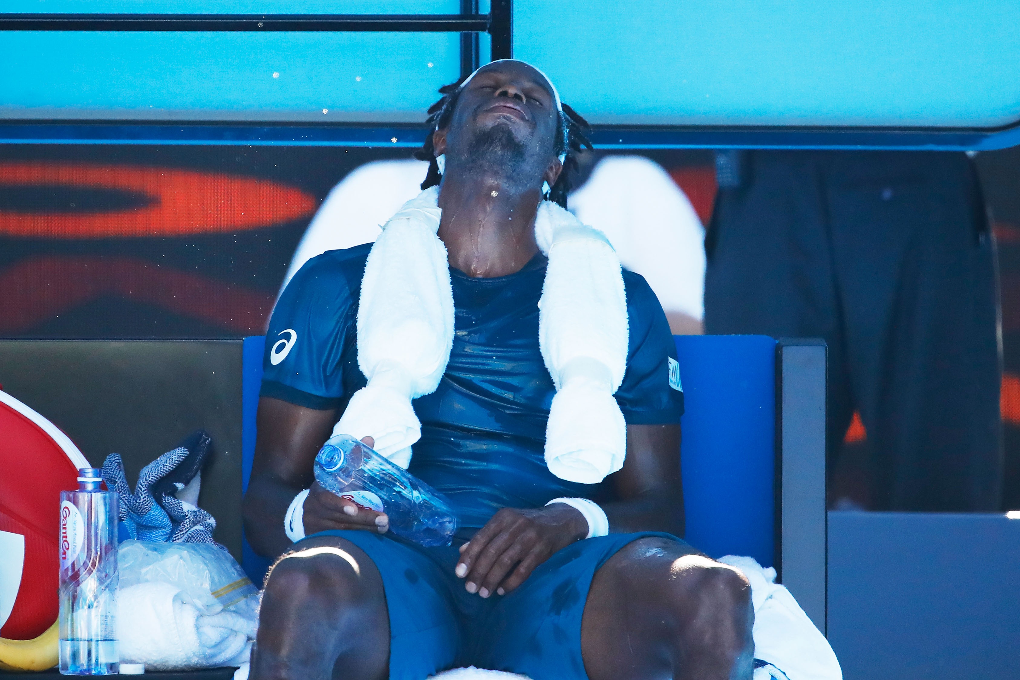 Australian Open 2018: Thời tiết nắng nóng làm khổ các tay vợt ảnh 2 Australian Open 2018: Thoi tiet nang nong lam kho cac tay vot anh 2