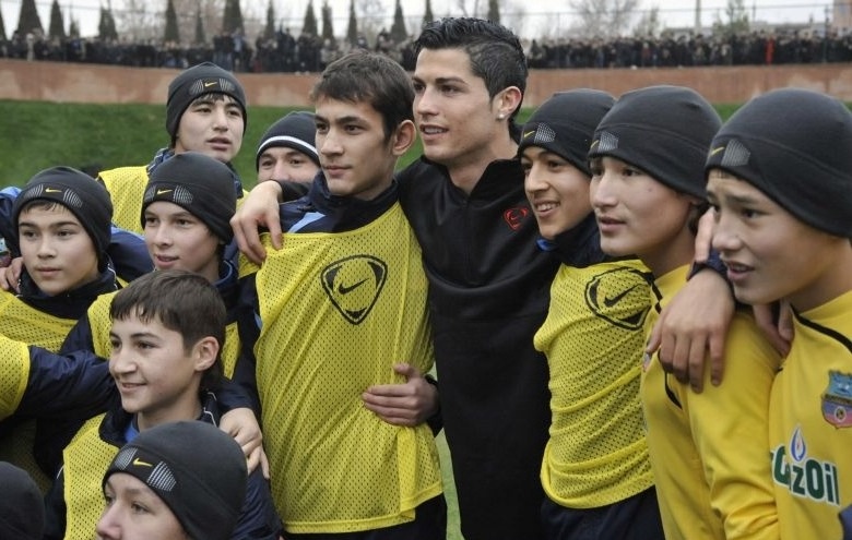 Ronaldo giao luu voi tre em tai Uzbek hinh anh