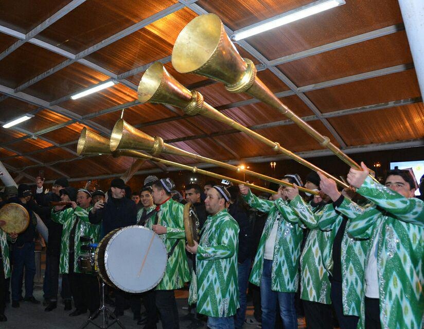 Nguoi Uzbekistan an mung chien tich doi U23 trong su gian di anh 2