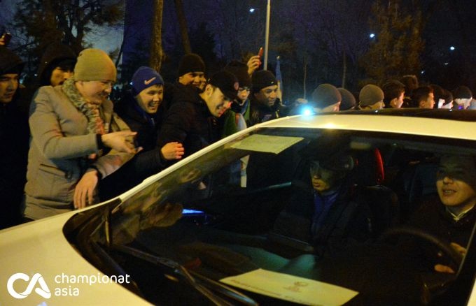 Nguoi Uzbekistan an mung chien tich doi U23 trong su gian di anh 9