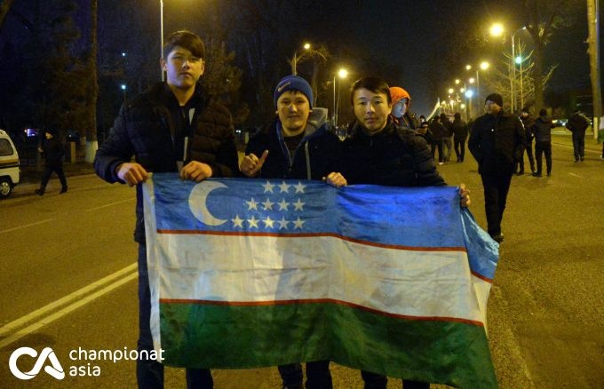 Nguoi Uzbekistan an mung chien tich doi U23 trong su gian di anh 3