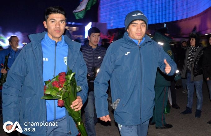 Nguoi Uzbekistan an mung chien tich doi U23 trong su gian di anh 4