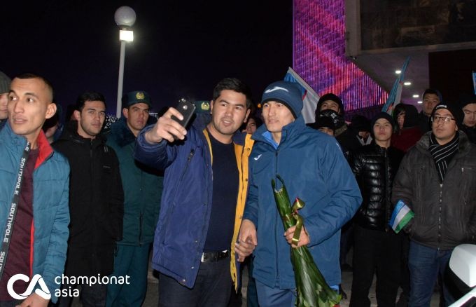 Nguoi Uzbekistan an mung chien tich doi U23 trong su gian di anh 6