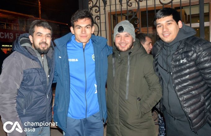 Nguoi Uzbekistan an mung chien tich doi U23 trong su gian di anh 7