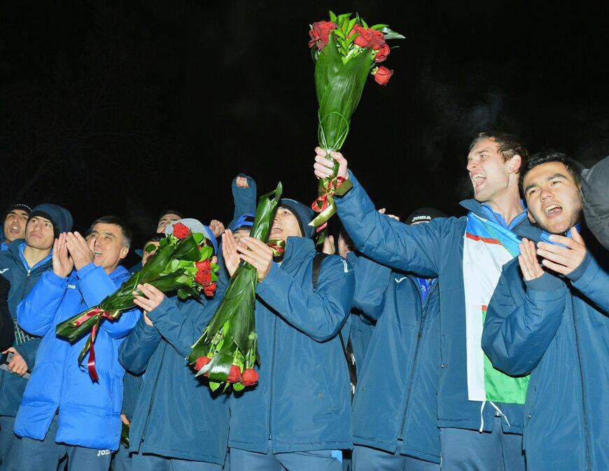 Nguoi Uzbekistan an mung chien tich doi U23 trong su gian di anh 8