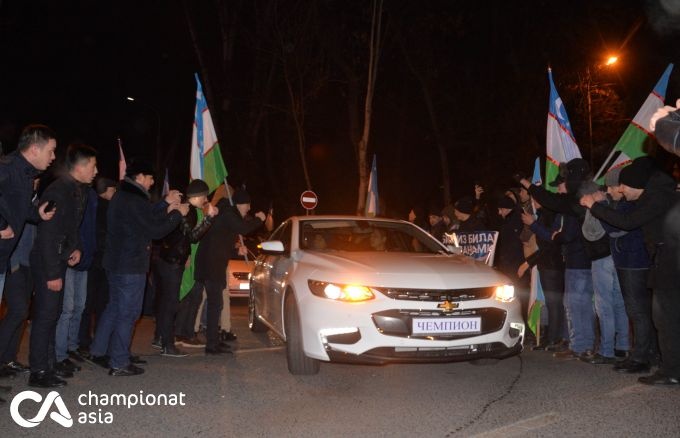 Nguoi Uzbekistan an mung chien tich doi U23 trong su gian di anh 11