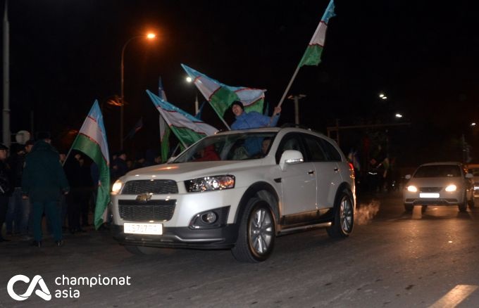 Nguoi Uzbekistan an mung chien tich doi U23 trong su gian di anh 10