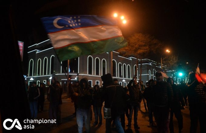 Nguoi Uzbekistan an mung chien tich doi U23 trong su gian di anh 13