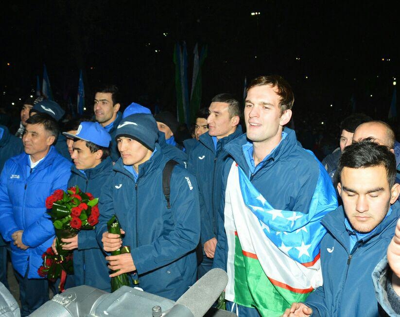 Moi cau thu Uzbekistan duoc nhan 1 chiec oto ngay khi xuong may bay hinh anh