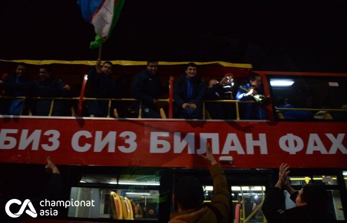 Nguoi Uzbekistan an mung chien tich doi U23 trong su gian di anh 12