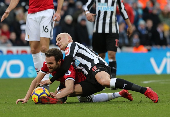 Hau ve Newcastle che MU kem hon ca Arsenal va Man City hinh anh