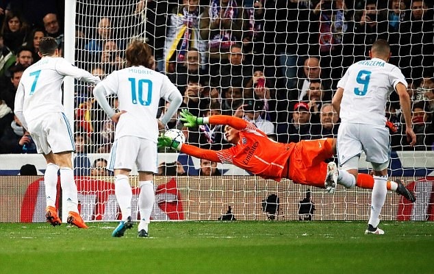 Bi an trai bong tu xe dich truoc khi Ronaldo sut phat den hinh anh