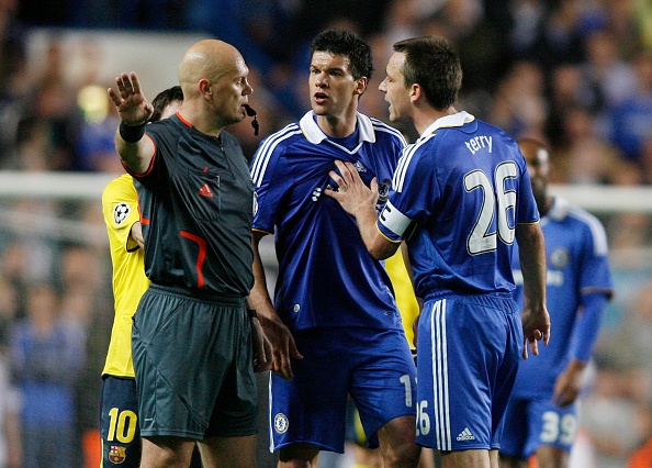 Trong tai Ovrebo: Cau thu hay HLV cung co luc sai lam nua ma hinh anh