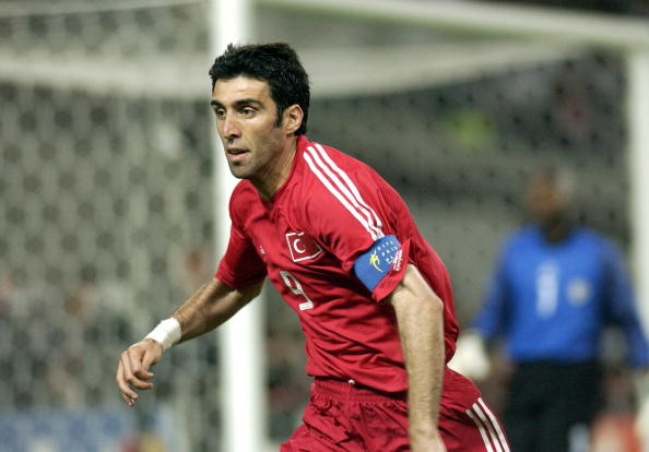 Hakan Sukur: Ngoi sao san co bi dan mac ke phan quoc hinh anh