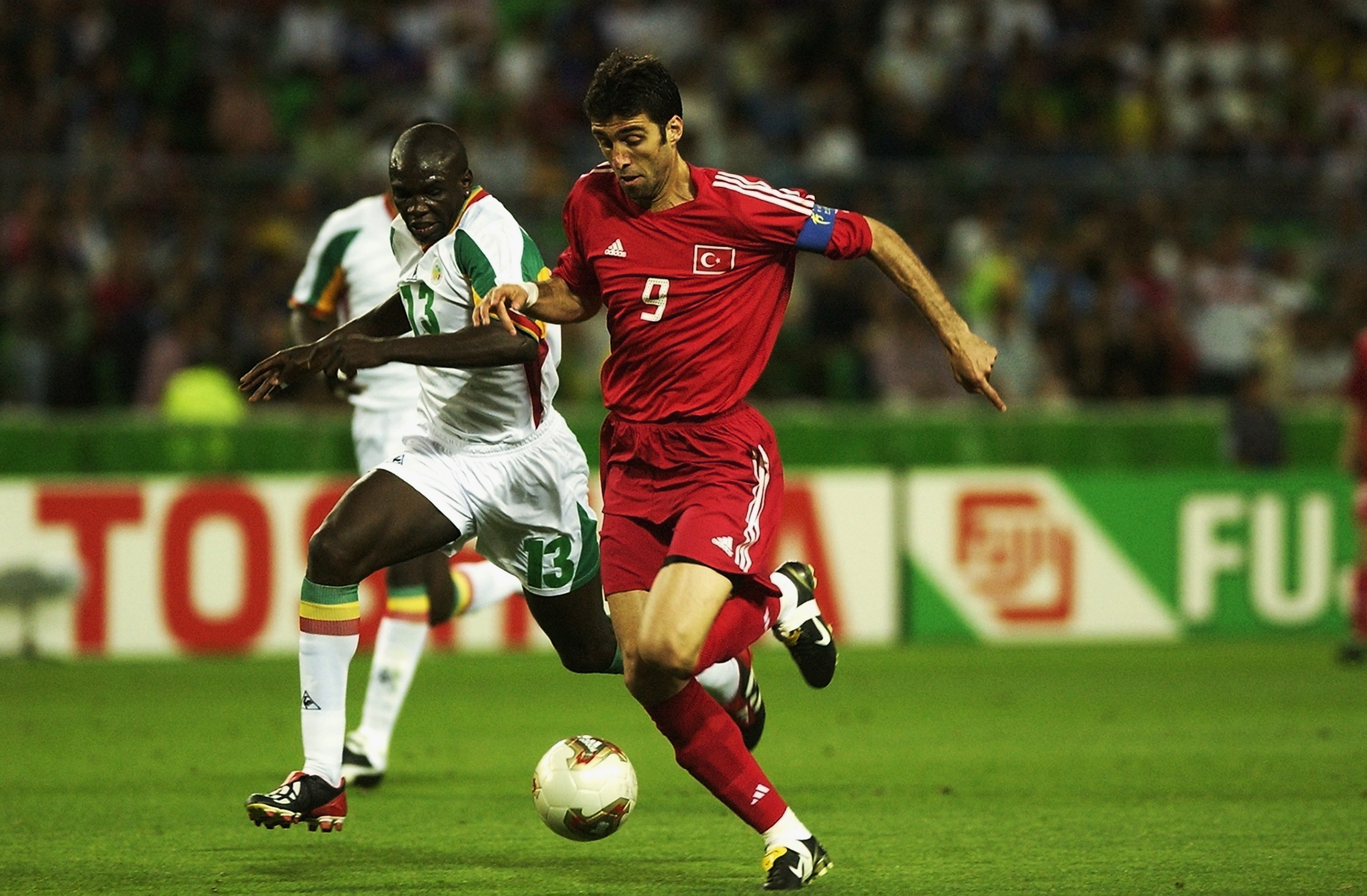 Hakan Sukur: Ngôi sao sân cỏ bị dán mác kẻ phản quốc ảnh 2 Hakan Sukur: Ngoi sao san co bi dan mac ke phan quoc anh 2