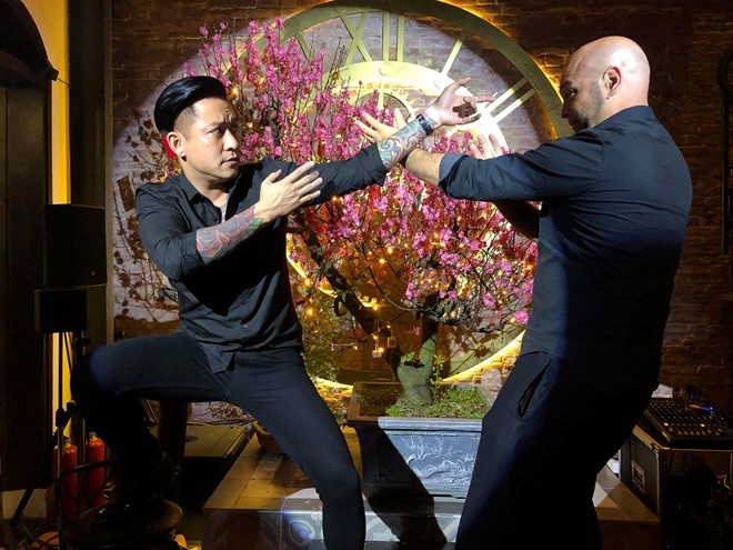 Flores sap vao Sai Gon,  giao dau Johnny Tri Nguyen? anh 1