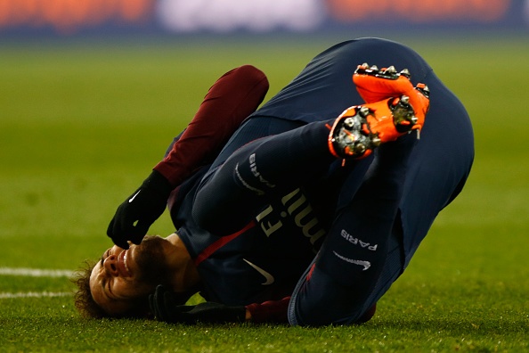 Neymar dung truoc nguy co lon lo tran gap Real Madrid anh 1