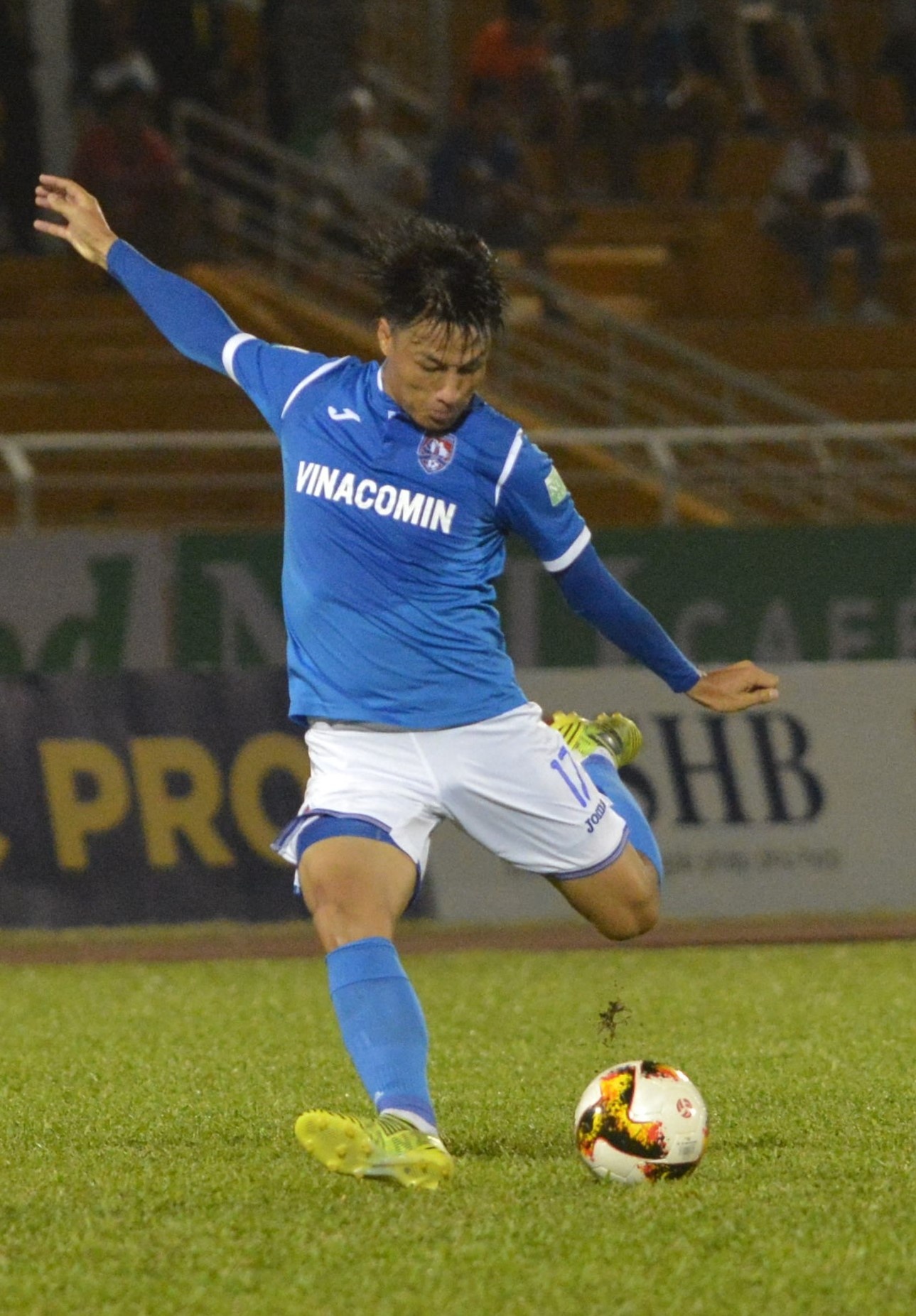 Mac Hong Quan,  the do,  an phat nguoi V.League anh 2