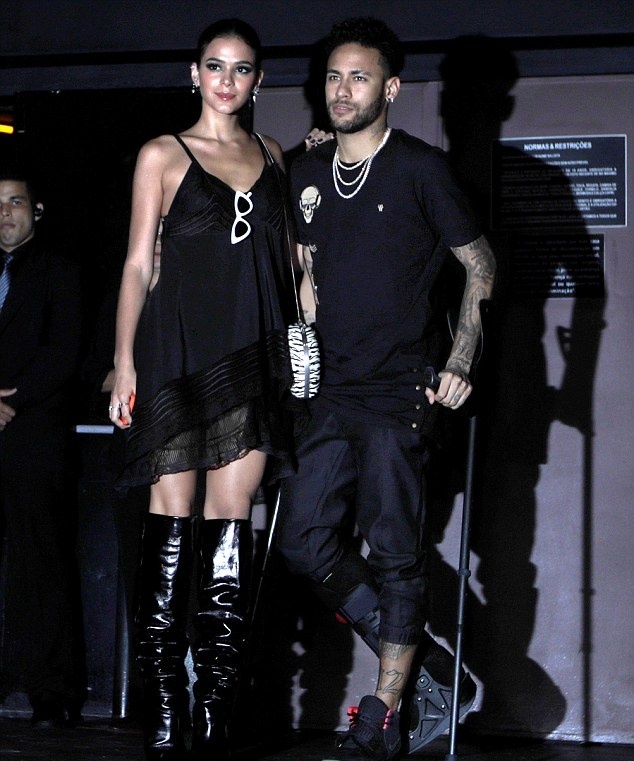 Chan chong nang,  Neymar van khong bo tiec tung anh 1