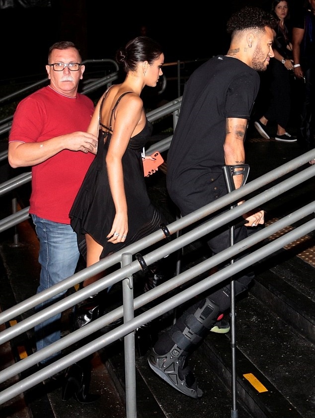 Chan chong nang,  Neymar van khong bo tiec tung anh 3