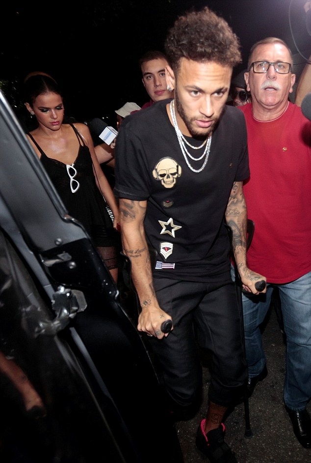 Chan chong nang,  Neymar van khong bo tiec tung anh 4