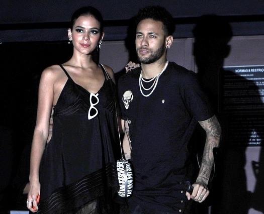 Chan chong nang, Neymar van khong bo thu vui an choi hinh anh