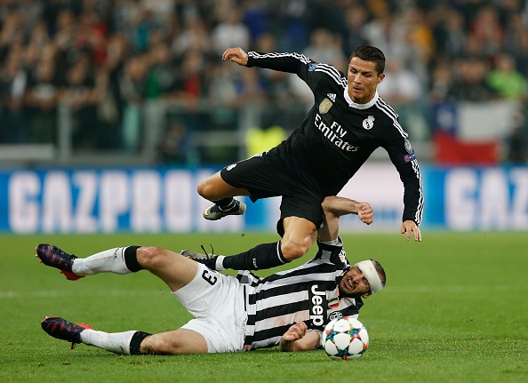 Chiellini tac bong quyet liet voi Ronaldo hinh anh