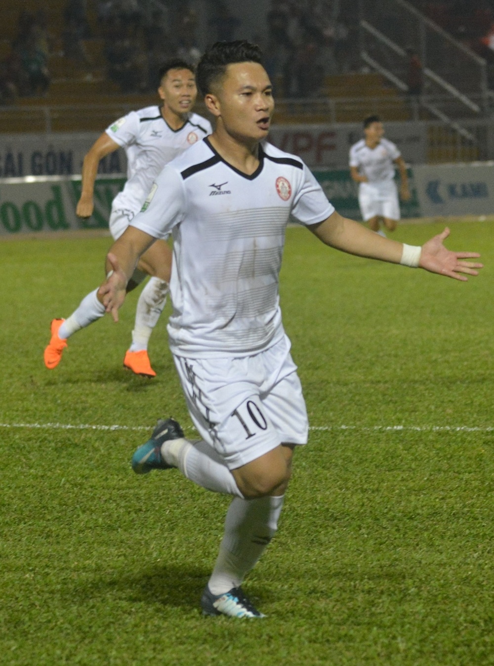 Phi Son ghi ban,  an mung nhu Ronaldo anh 2