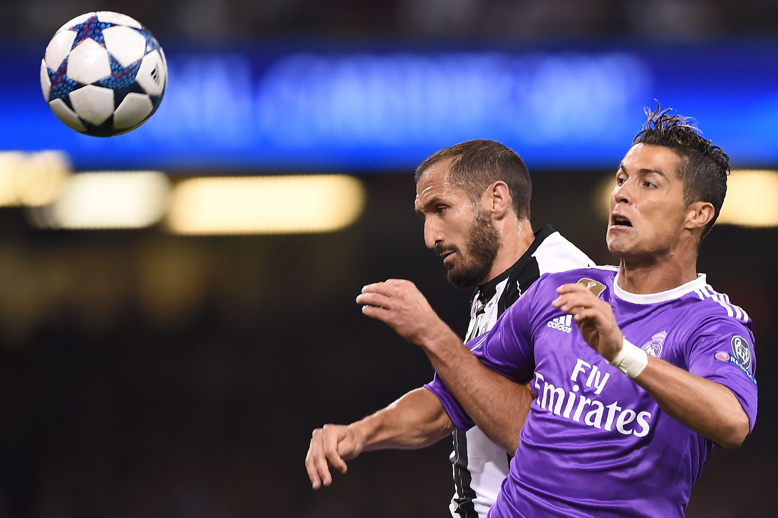 Bao Italy: Ronaldo, hay coi chung hinh anh