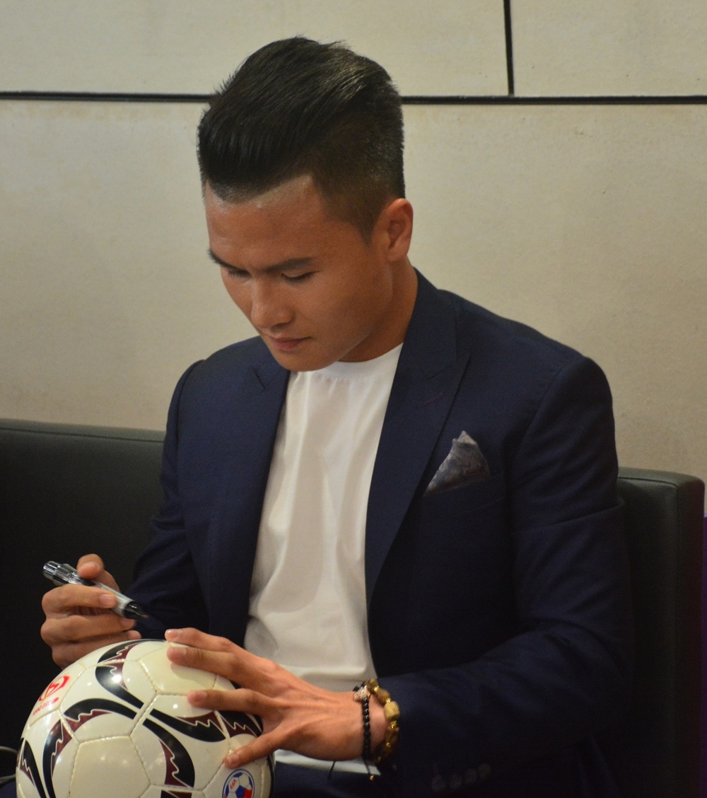 Fan Sai Gon cuong nhiet don Bui Tien Dung anh 4