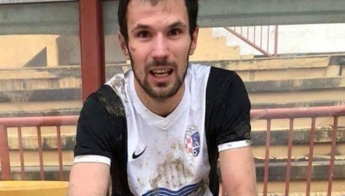 Cau thu Croatia tu vong vi bi sut bong vao nguc hinh anh